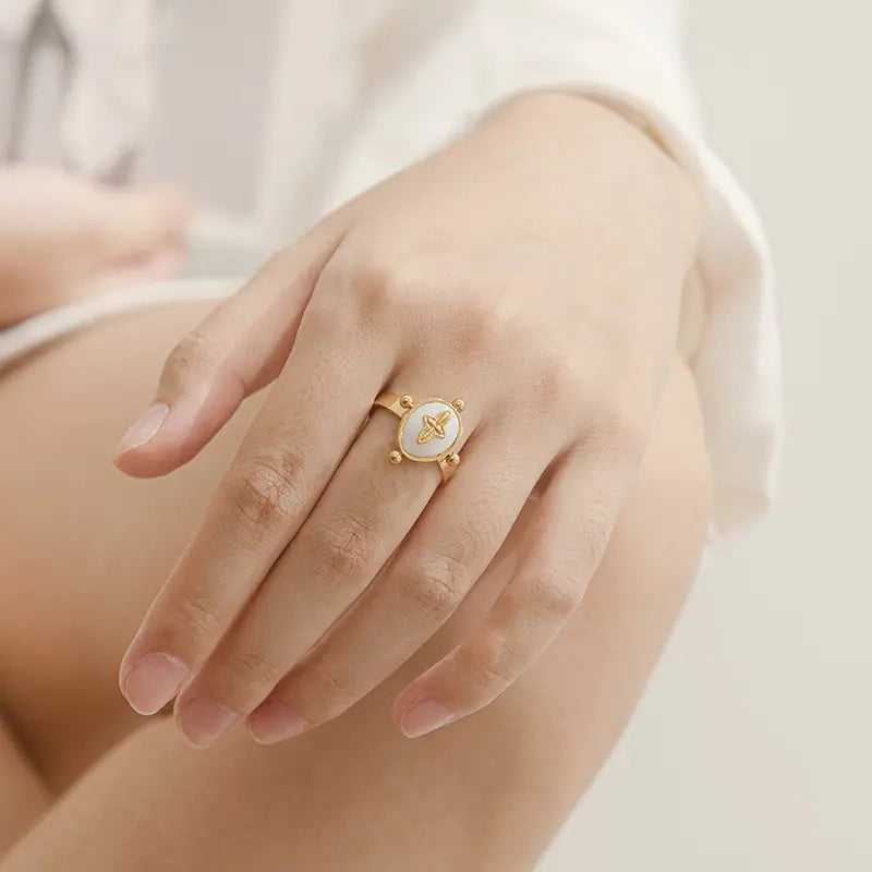 Four Pointed Star Light Luxury Shell Ring
