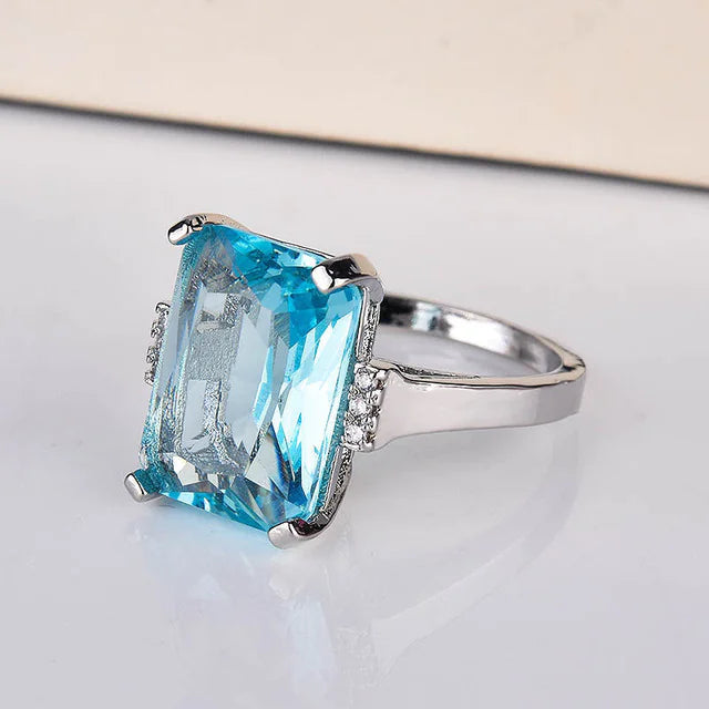 Fashionable Luxury Topaz Engagement Ring with Sapphire