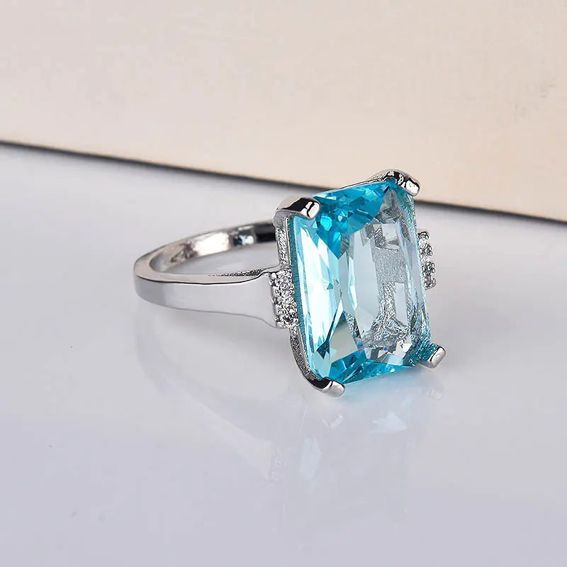 Fashionable Luxury Topaz Engagement Ring with Sapphire